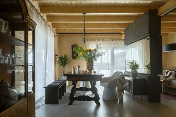 Współczesny dom na Kaszubach zaprojektowany przez Patrycję Majewicz – naturalne materiały, drewno i lokalne inspiracje tworzą spokojne, funkcjonalne wnętrze zakorzenione w krajobrazie 