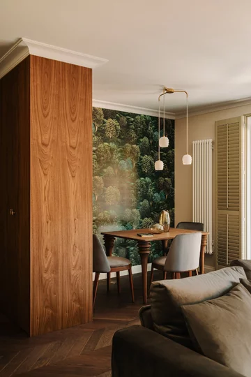 Ten apartament udowadnia, że kobiece wnętrze nie musi być jasne ani przewidywalne. Projekt pracowni Buduar łączy elegancję, funkcjonalność i wyrafinowany klimat 