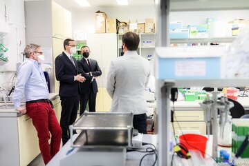 Wizyta premiera w&nbsp;Międzynarodowym Instytucie Biologii Molekularnej i&nbsp;Kom&oacute;rkowej w&nbsp;Warszawie