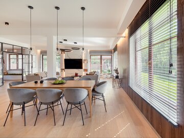 Jasny i&nbsp;przestronny dom jednorodzinny zaprojektowany przez Jasicka & Śnieżek Interior Design. Uwagę przyciągają tapicerowane krzesła marki Iker, z&nbsp;bestsellerowej kolekcji Cheri