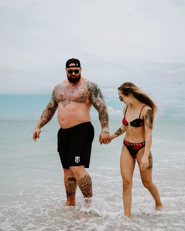 Hafþór Júlíus Björnsson i Kelsey Henson 