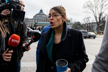 Alexandria Ocasio-Cortez porównała ośrodki dla imigrantów na południowej granicy Stanów Zjednoczonych z obozami koncentracyjnymi. Jeden z polskich polityków zaprosił ją do naszego kraju. O kim mowa?