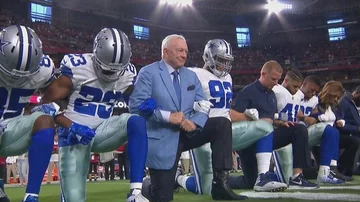 Zawodnicy Dallas Cowboys oraz właściciel drużyny Jerry Jones 