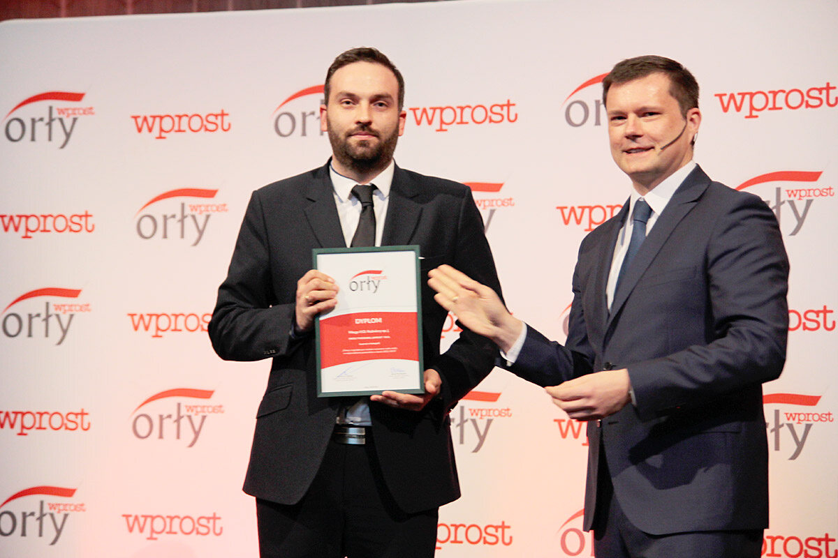 Orły Tygodnika „Wprost” 2016 na Pomorzu ENERGA S.A., Grupa Lotos S.A. oraz prezydent Gdyni Wojciech Szczurek zostali laureatami Orłów Tygodnika „Wprost” na Pomorzu. Nagrody wręczono w poniedziałek w sopockim Sheraton Hotel. Statuetkę w imieniu prezydenta Gdyni odebrała wiceprezydent Katarzyna Gruszecka-Spychała.