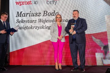 Mariusz Bodo, sekretarz Wojew&oacute;dztwa Świętokrzyskiego odbiera nagrodę Orły &bdquo;Wprost&rdquo;. Nagrodę wręczyła Marzena Zielińska, Prezes Zarządu Capital Point i&nbsp;Przewodnicząca Kapituły