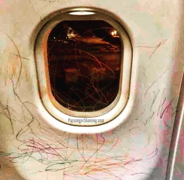 Dziwne zachowania i znaleziska w samolotach. Zdjęcie z profilu Passenger Shaming 