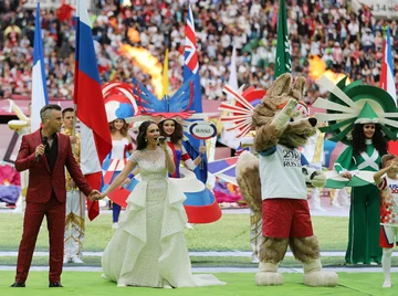 Robbie Williams, Aida Garifullina i maskotka mistrzostw świata - wilk „Zabiwaka” 