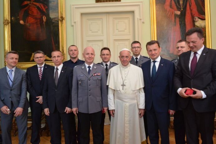 Papież Franciszek z szefami służb i ministrem Błaszczakiem Papież Franciszek z szefami służb i ministrem Błaszczakiem