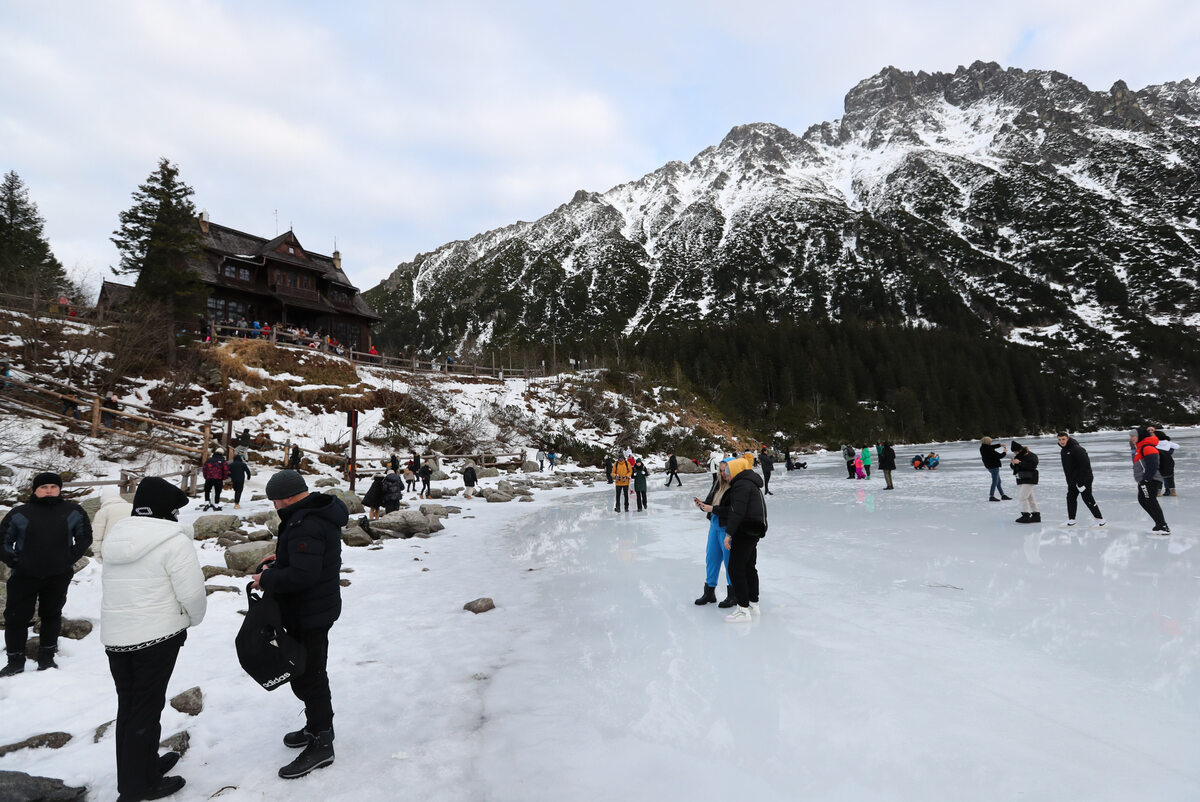 Tłumy turystów weszło na lód na Morskim Oku Tatrzański Park Narodowy od wielu tygodni apeluje do turystów, aby nie wchodzili na lód pokrywający tatrzańskie jeziora. Z powodu ocieplenia pokrywa jest miejscami cienka, co grozi jej załamaniem. Jak widać, 26 grudnia turyści ponownie zignorowali apele.