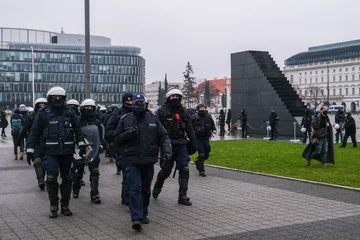 Policja ochrania pomnik smoleński 