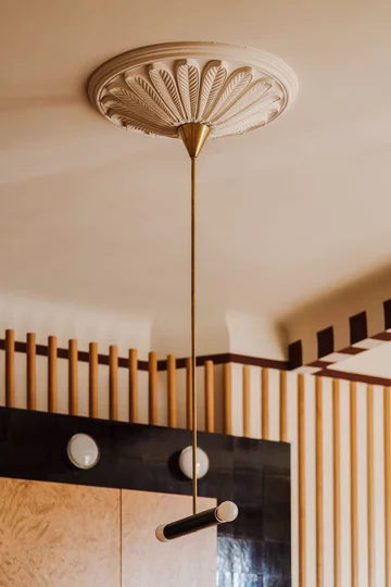 Świetlik jak słońce, kamień jak biżuteria. To wnętrze robi wrażenie. Projekt Wojciech Nowak z NOWW 