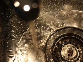 Miniatura: Zatkany odpływ? Wlej ten płyn, gorąca woda...