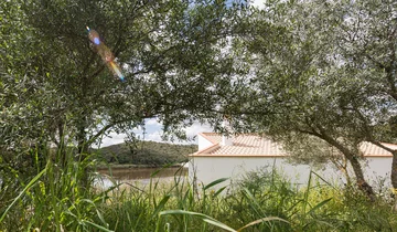 Stone and Water powstał w ruinach XIX-wiecznej strażnicy granicznej. Kamienne mury i współczesna architektura tworzą tu harmonijną całość 