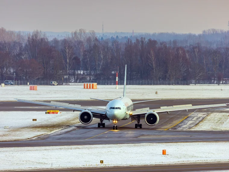 Odwołane loty, lód i śnieg. Duże problemy w europejskim hubie przesiadkowym