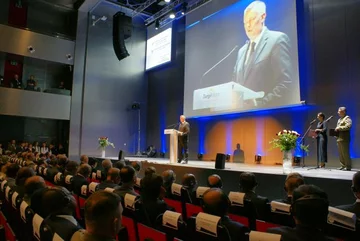 Targi otworzył uroczyście minister obrony narodowej Tomasz Siemoniak