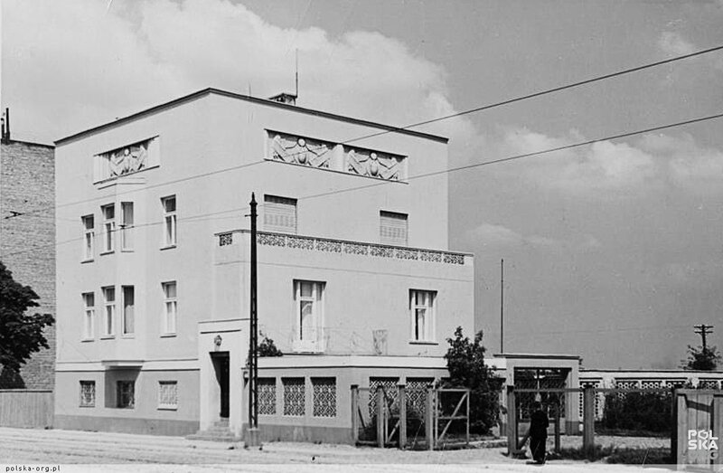 Przedwojenny Dom pod&nbsp;Skarabeuszami zachwycał nowoczesną bryłą i&nbsp;dekoracyjnymi detalami inspirowanymi symboliką Arkonii. Rok 1937
