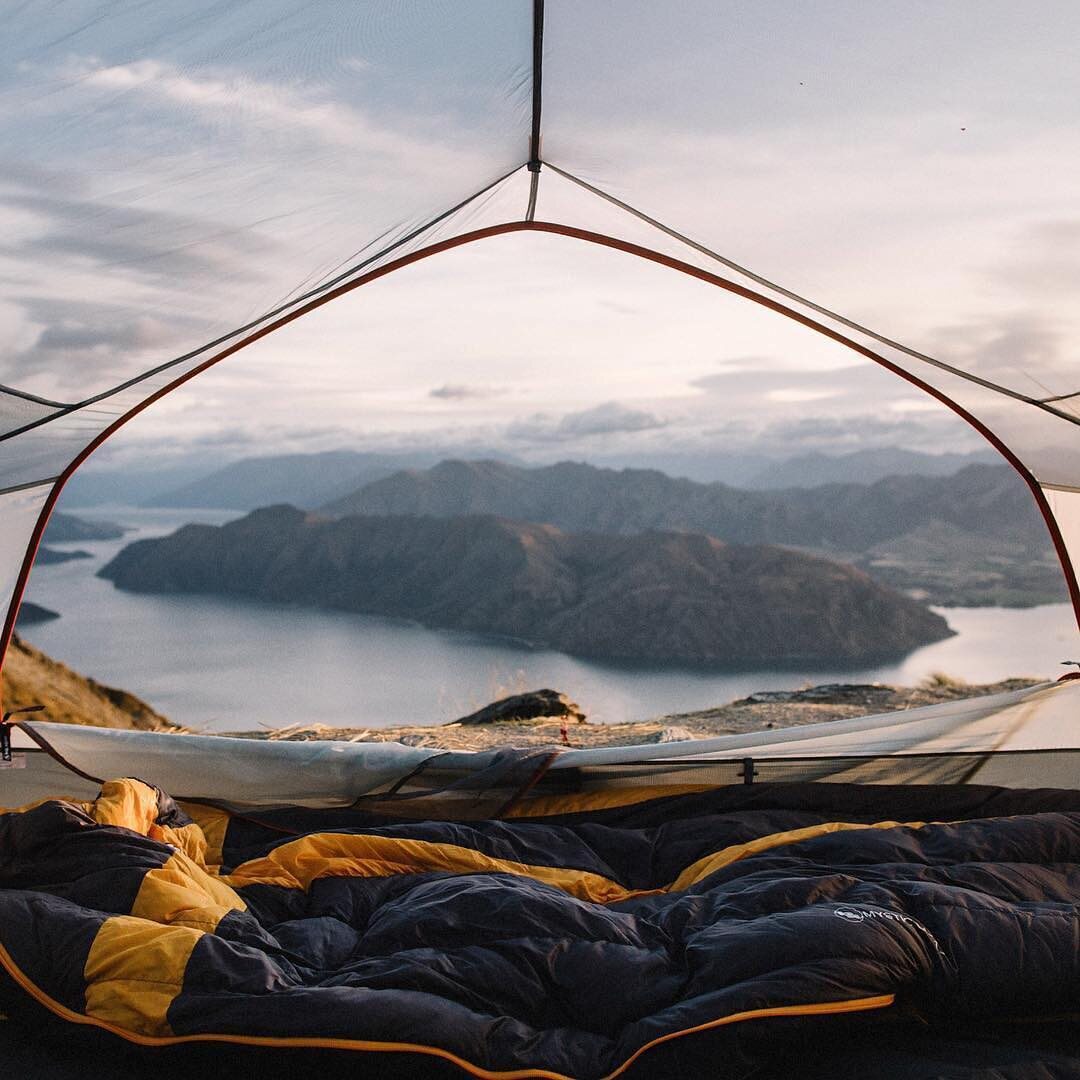 Przezroczysty namiot wpisujący się w trend „transparent camping” 