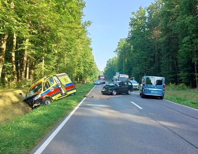 Miniatura: Czołowe zderzenie karetki z osobówką pod...