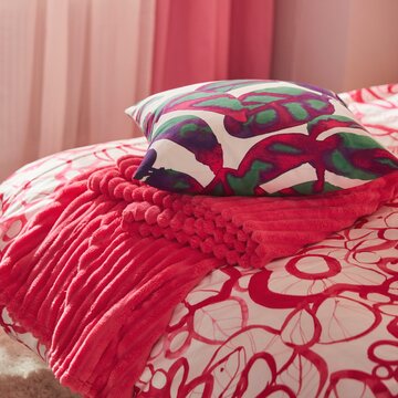 Nowa kolekcja IKEA łączy intensywne kolory, organiczne formy i funkcjonalne rozwiązania, tworząc wnętrza sprzyjające codziennemu dobrostanowi 