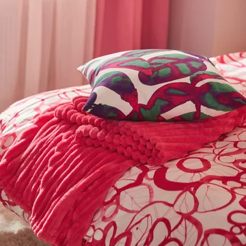 Nowa kolekcja IKEA łączy intensywne kolory, organiczne formy i funkcjonalne rozwiązania, tworząc wnętrza sprzyjające codziennemu dobrostanowi 