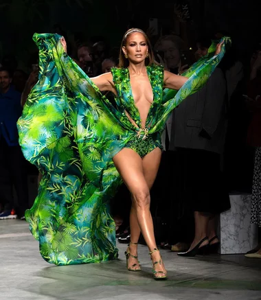 Jennifer Lopez w sukni Versace