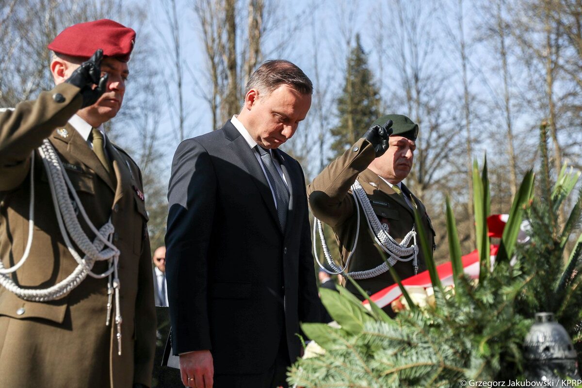 Prezydent złożył kwiaty na grobach ofiar katastrofy smoleńskiej na Cmentarzu Rakowickim w Krakowie 