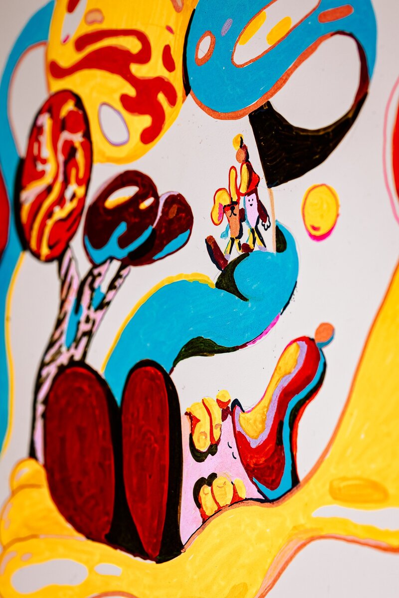 Unikatowy robot Roomba Max 705 Combo ręcznie ozdobiony przez Karola Banacha oraz&nbsp;autorski plakat &ndash; wyjątkowy zestaw przygotowany przez iRobot i&nbsp;DLF na&nbsp;aukcję Wielka Orkiestra Świątecznej Pomocy, z&nbsp;kt&oacute;rej doch&oacute;d wesprze cel 33. Finału WOŚP