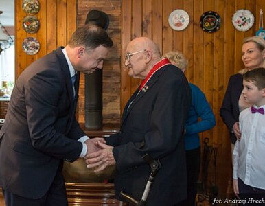 Miniatura: Prezydent odznaczył ostatniego żołnierza...