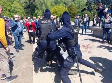 Protest przed Cmentarzem Żołnierzy Radzieckich w Warszawie 