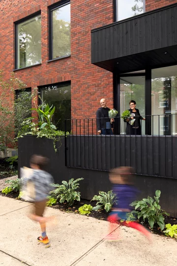 Rozbudowa starego domu – dla rodziny z dwójką dzieci v2com, czerwone schody, 1113-03, wnętrze