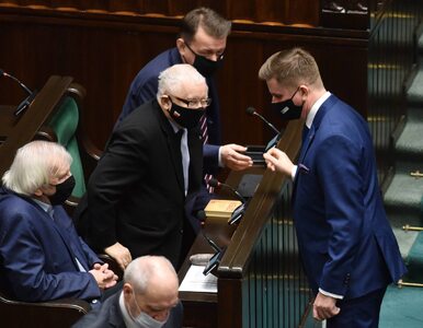 Kaczyński znów przyniósł do Sejmu książkę. Co tym razem czytał w trakcie...