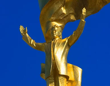 Miniatura: Pozłacany prezydent z ruchomą głową wrócił...