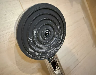 Miniatura: Prysznic ledwo kapie? Włóż słuchawkę do...