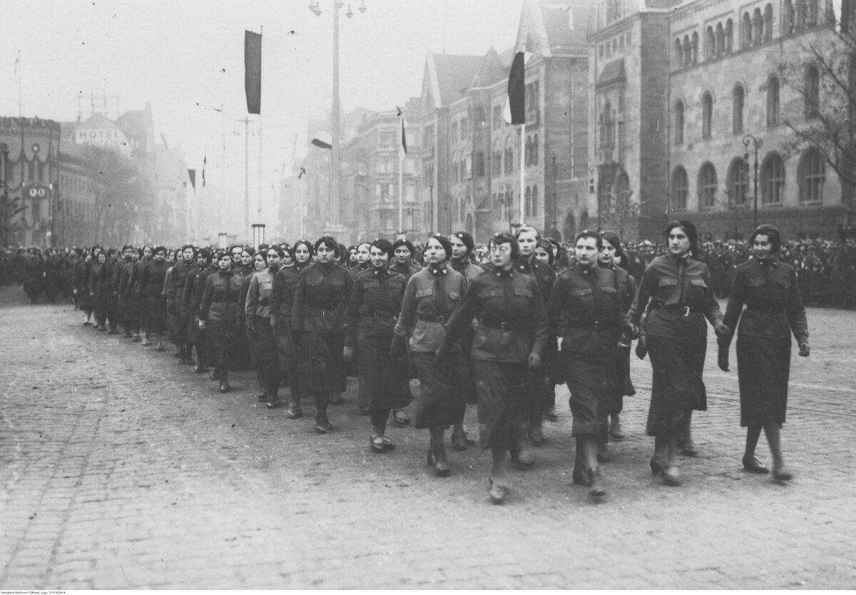 Oddziały Przysposobienia Wojskowego Kobiet defilujące na ulicy Wjazdowej w Poznaniu Obchody Święta Niepodległości w 1933 roku