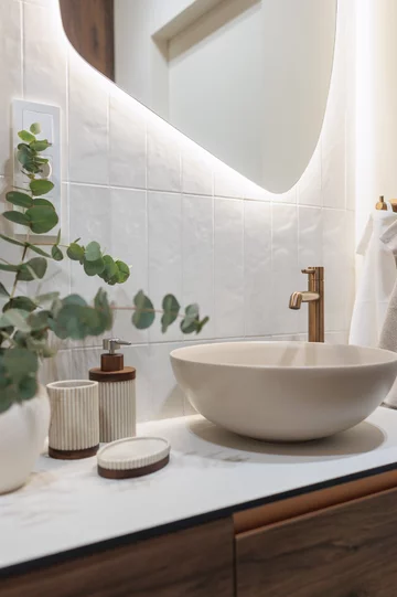 Ciepła kolorystyka, zabudowy na wymiar i inspiracje stylem mid-century modern tworzą wnętrze, które łączy ponadczasową estetykę z codzienną funkcjonalnością 