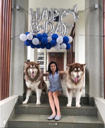 Właścicielka ze swoimi psami 