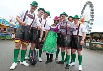 Uczestnicy Oktoberfestu w bardzo tradycyjnych strojach (fot. . EPA/KARL-JOSEF HILDENBRAND/PAP)