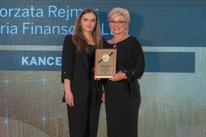 Dr Małgorzata Rejmer (z prawej) oraz wręczająca nagrodę Natalia Rzewińska, redaktor zarządzająca Wprost