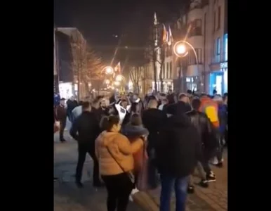 Miniatura: Tłum tańczył do „Macareny” na Krupówkach....