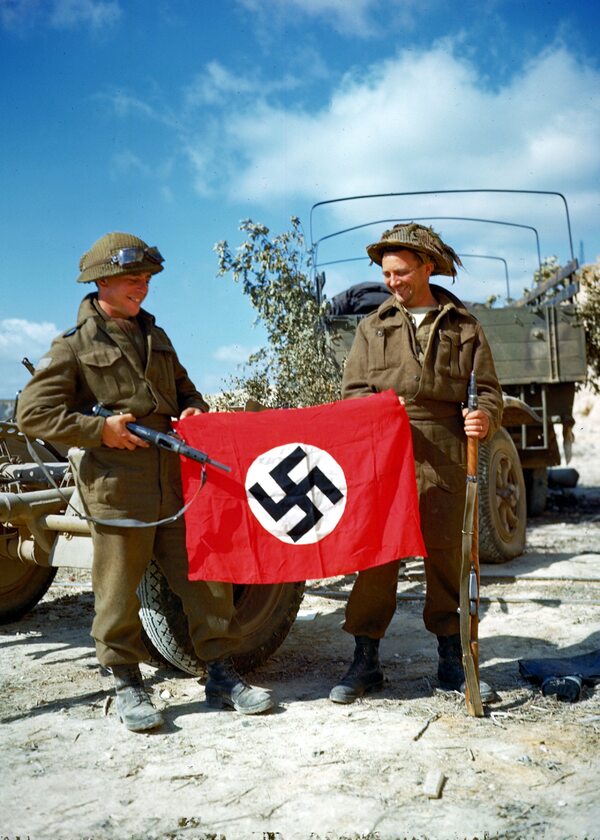 Kanadyjscy żołnierze i trofeum zdobyte na wrogu (10  sierpnia 1944). 