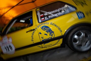 Ż&oacute;łty Golf jechał dla&nbsp;Fundacji Wyprzedzamy Nowotw&oacute;r