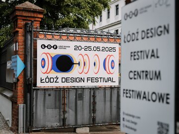Wejście do&nbsp;Centrum Festiwalowego w&nbsp;Art_Inkubatorze / ŁDF 2025