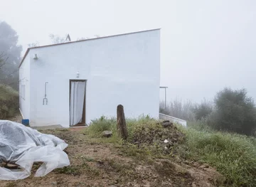 Stone and Water powstał w ruinach XIX-wiecznej strażnicy granicznej. Kamienne mury i współczesna architektura tworzą tu harmonijną całość 
