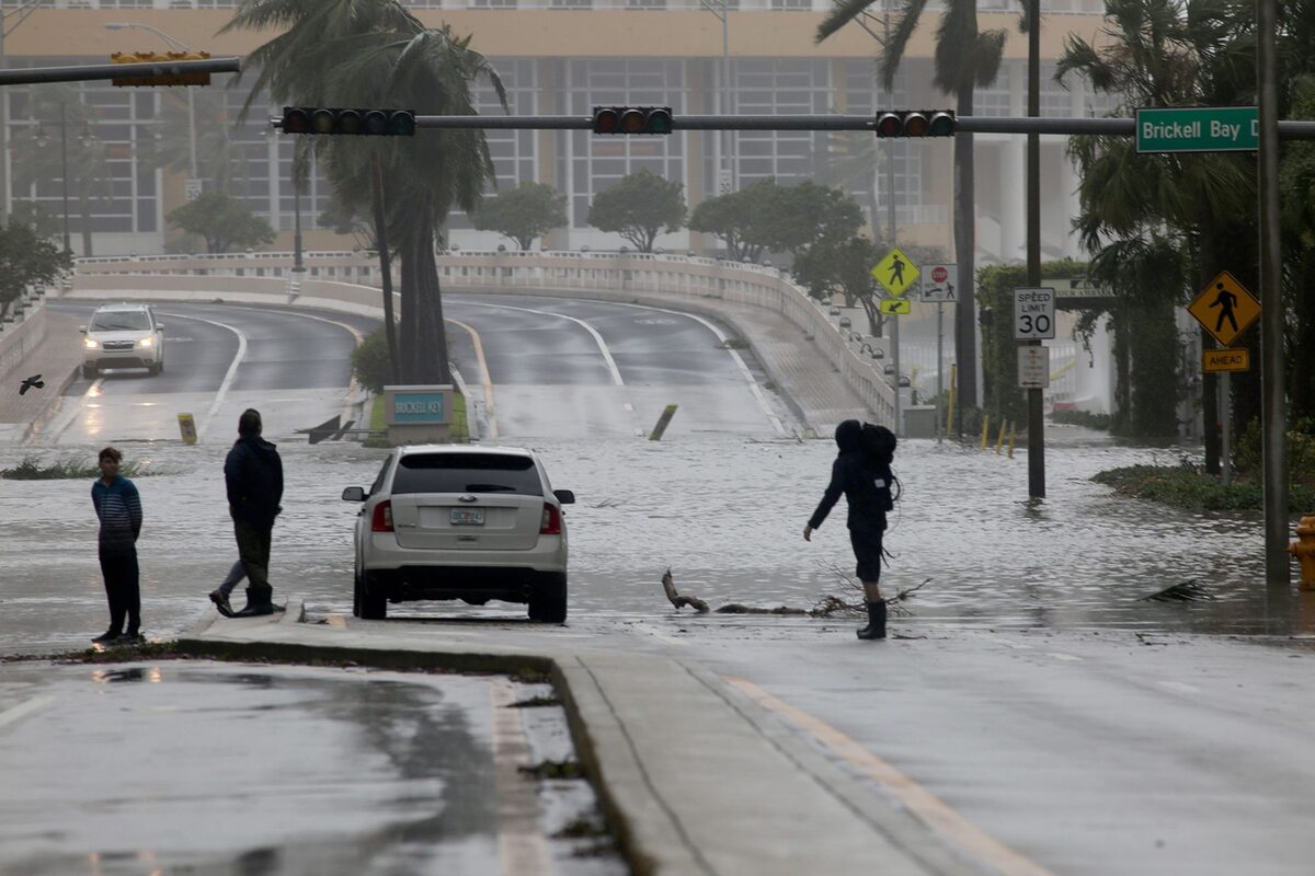 Woda na ulicach Miami po przejściu huraganu Irma 