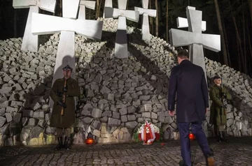 Andrzej Duda na cmentarzu w Bykowni (fot. Kancelaria Prezydenta/Twitter)