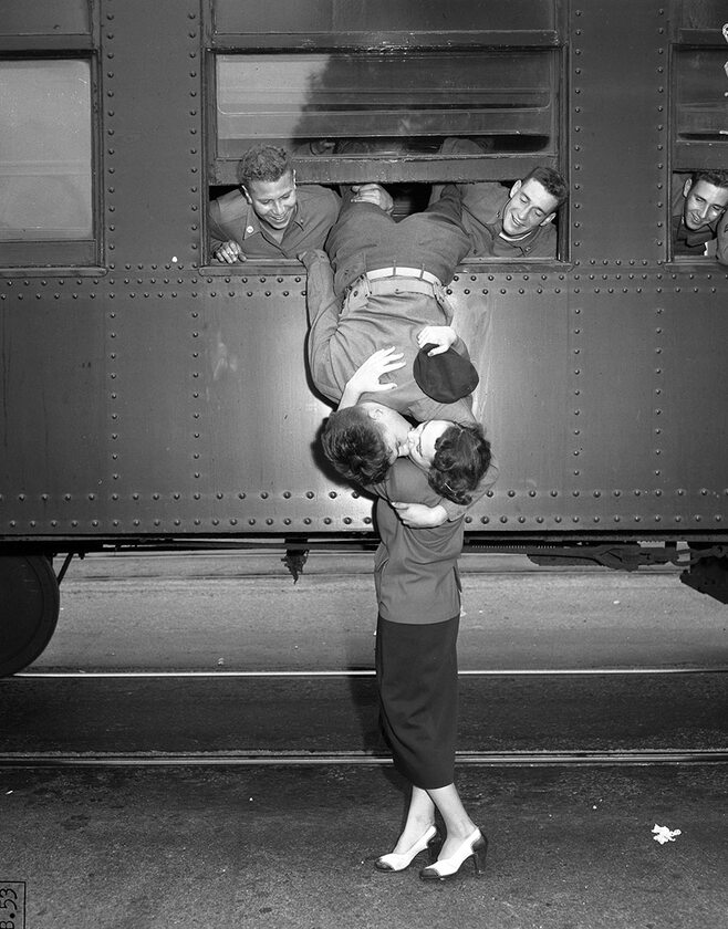 Pocałunek na pożegnanie przed wyruszeniem na wojnę w Korei, Los Angeles, 6 września 1950 r. 