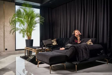 Oto jak mieszka piosenkarka Cleo. Postawiła na elegancką czerń i złoto 