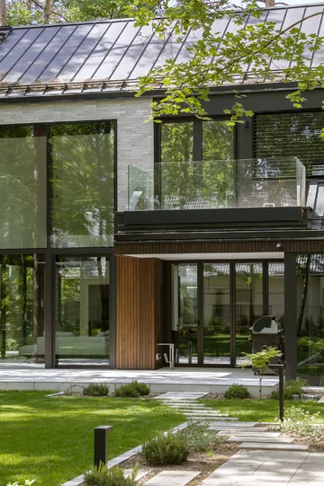 Dom Przenikający autorstwa Exterio Architektura to przykład nowoczesnej architektury, w której światło, natura i starannie zaprojektowana przestrzeń tworzą harmonijną całość 