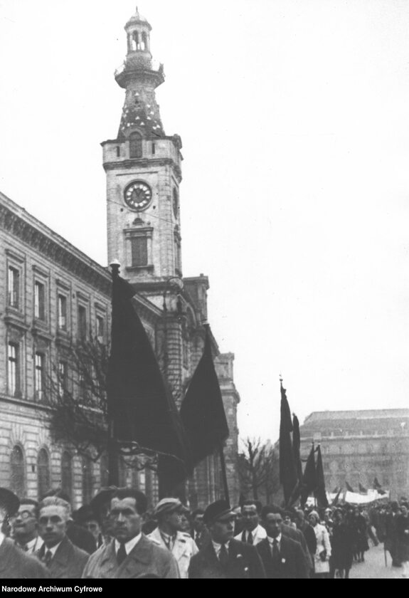 Wiec Polskiej Partii Socjalistycznej w Warszawie podczas obchodów święta 1 Maja (1 V 1931 r.). Pochód ze sztandarami na placu Teatralnym - widoczni uczniowie szkół wyższych 