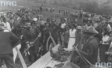 Obchody Święta Pracy w Załużu.  Budowa drogi Załuż - Sanok. Widoczny m.in. minister spraw wojskowych generał Tadeusz Kasprzycki (trzyma łopatę). (1939 r.)(fot. NAC)